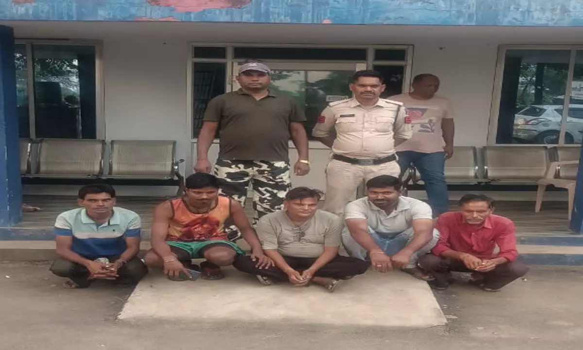 Raigarh News: जुआ खेलते 5 जुआरी गिरफ्तार, नगदी भी जब्त…