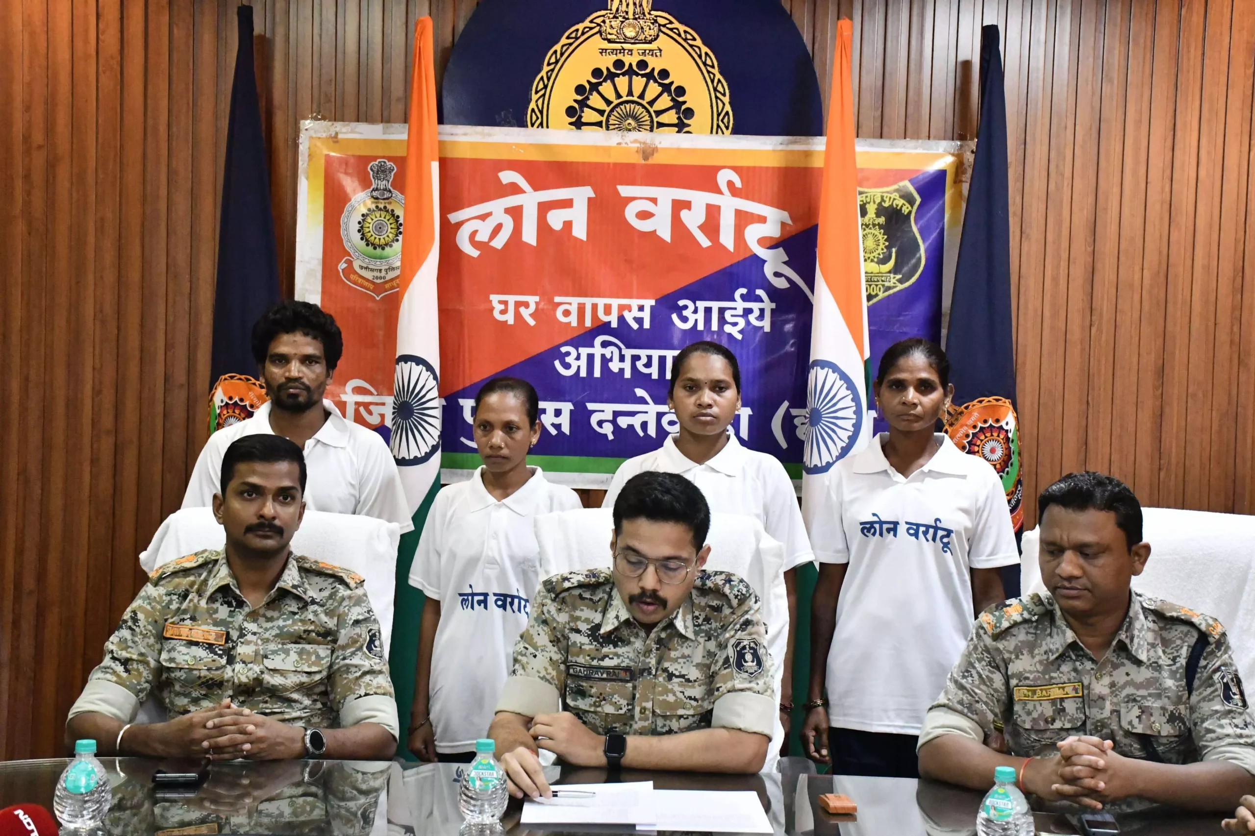 Dantewada News: 16 लाख के इनामी नक्सली दंपति सहित 4 माओवादियों ने किया सरेंडर, पुलिस पार्टी पर गोलीबारी सहित अन्य घटनाओं में थे शामिल
