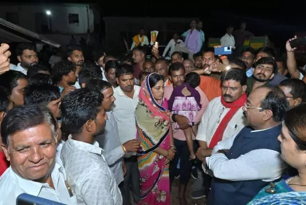 CG: डिप्टी सीएम, गृहमंत्री, मंत्री और विधायक पहुंचे कवर्धा के लोहारीडीह, मृतक के परिजनों को सौंपा दस लाख का चेक,बोले-दोषियों पर की जाएगी सख्त कार्रवाई