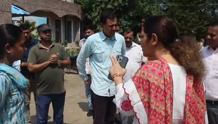 CG School News: प्रिंसिपल को कलेक्टर ने लगाई फटकार, बोली…कब तक चोरी करेंगे, बच्चे हैं ख्याल रखिये