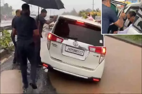 Shivraj Singh Chouhan: जब गड्ढे में टेढ़ी हो गई केंद्रीय मंत्री 'मामा' की गाड़ी, देखें वीडियो