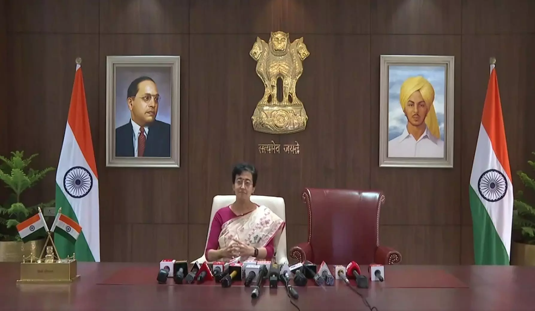 Delhi New CM Atishi: आतिशी ने दिल्ली के आठवें मुख्यमंत्री का प्रभार संभाला, केजरीवाल की कुर्सी को खाली छोड़ा