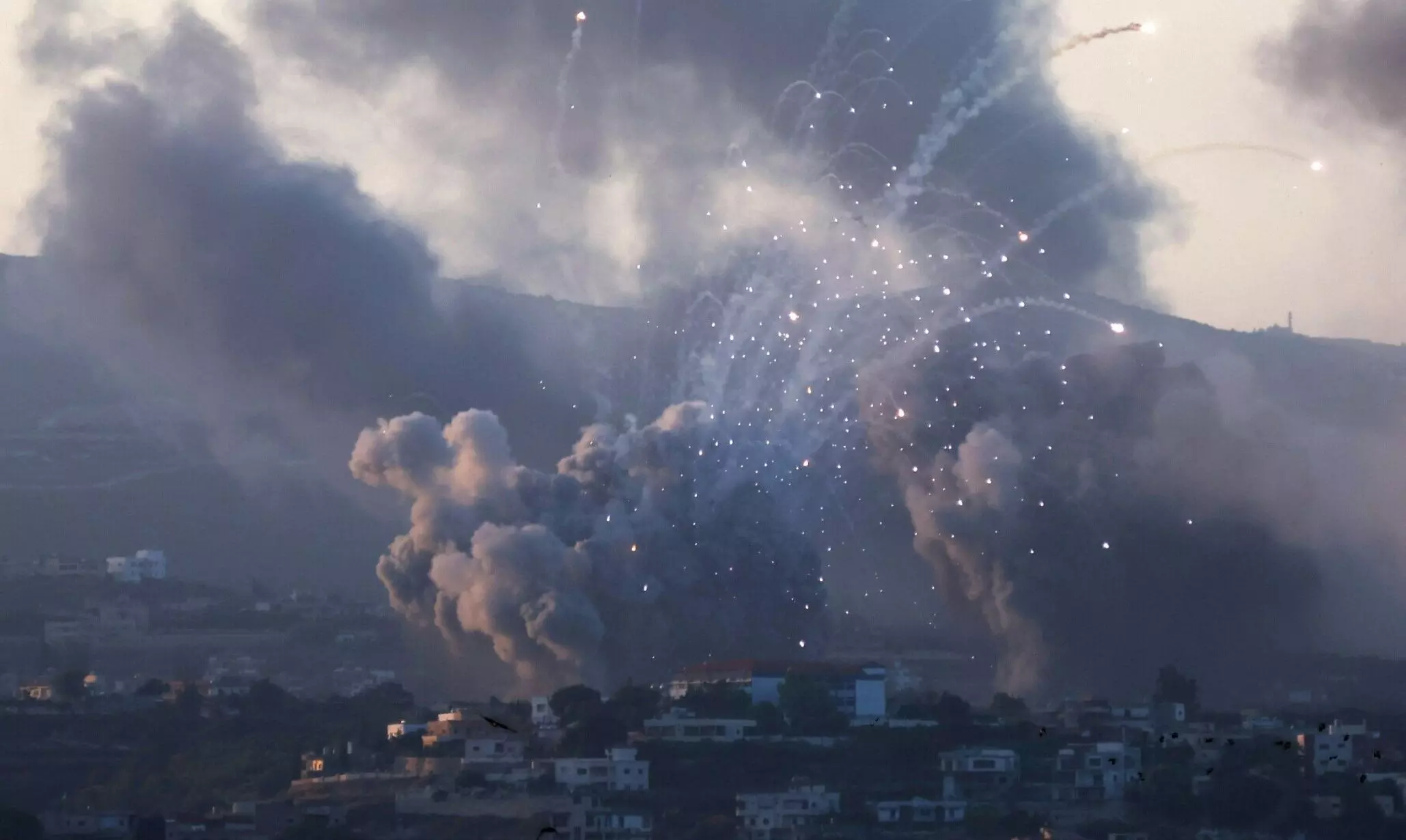 Israel Bombs Lebanon: लेबनान में भारी तबाही. इजरायल ने हिजबुल्लाह के 300 से अधिक ठिकानों पर किया हमला, 182 की मौत, 700 से ज्यादा लोग घायल