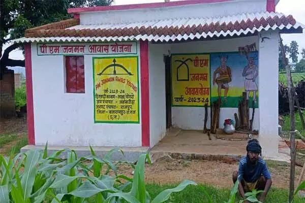 Chhattisgarh News: पहाड़ी कोरवा आशा को मिला सपनों का आशियाना: संवेदनशील शासन आवासहीन परिवारों को पक्की छत देने के लिए है कृतसंकल्पित