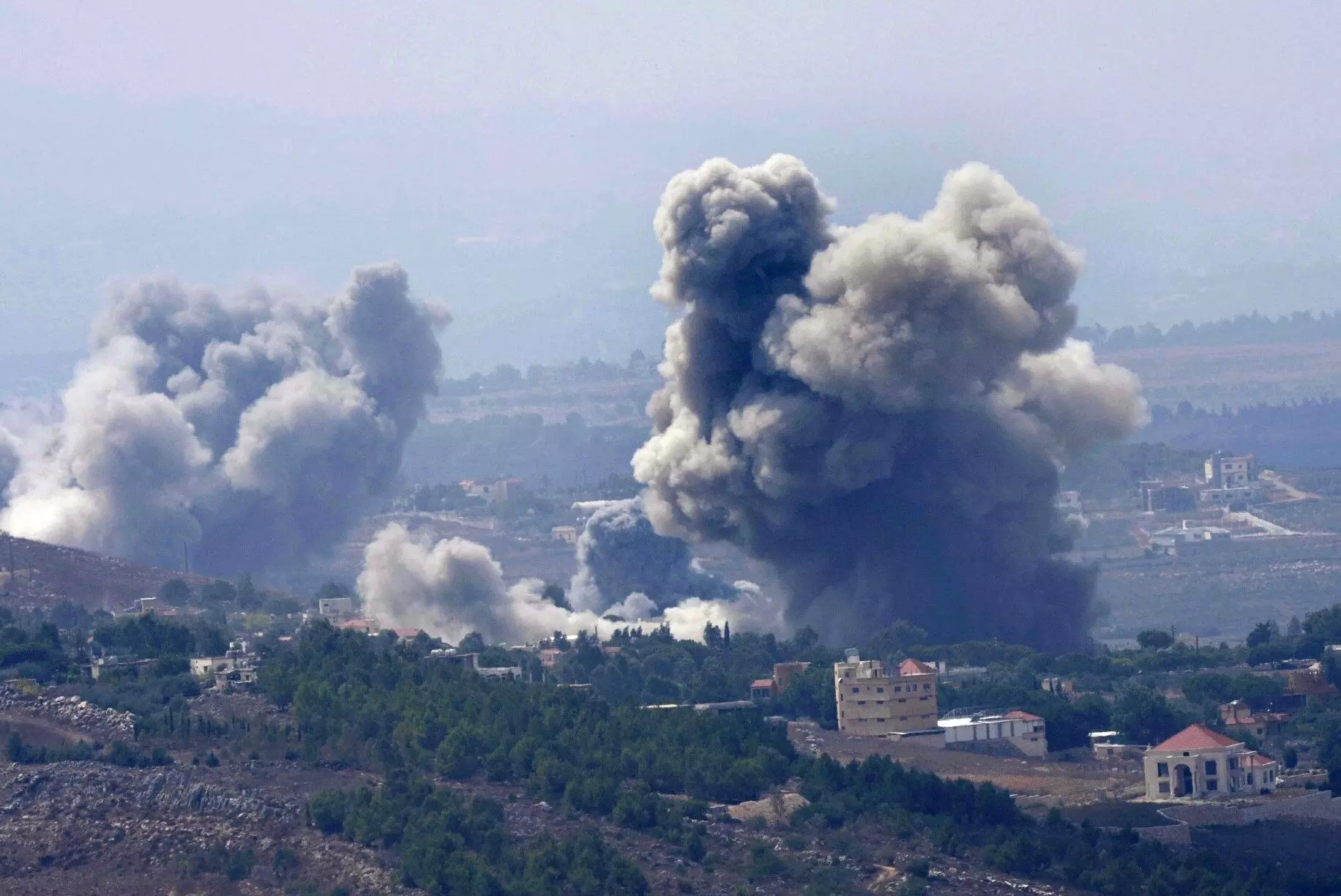 Lebanon Hezbollah Attack: लेबनान में इजरायल के हमलों में 492 लोगों की मौत, 400 घायल, हिजबुल्लाह ने किया पलटवार