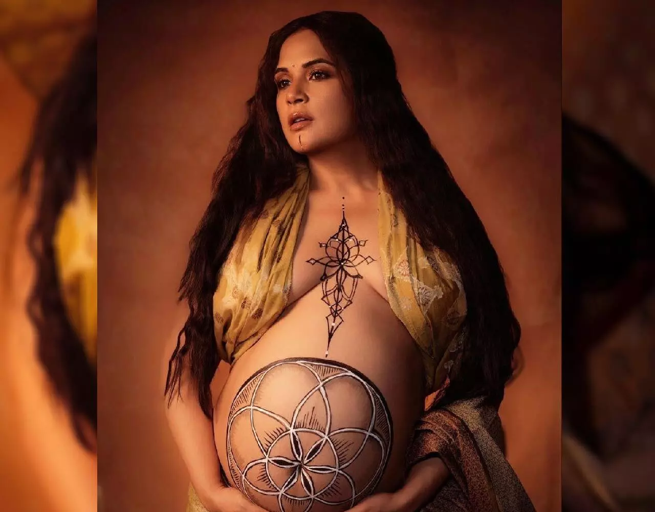 Richa Chadha Photoshoot: बेटी पर ऋचा चड्ढा ने उड़ेला प्यार, प्रेग्नेंसी में कराया था ऐसा फोटोशूट, जोरो-शोरो में मची सनसनी, देखिए…