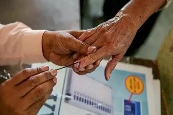 Dhamtari News: वोट डालने पहुंचे मतदाता की मौत, पोलिंग बूथ में बेहोश, इलाज के दौरान गई जान…