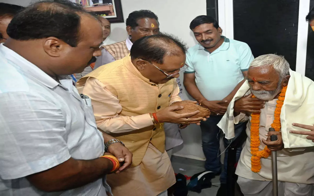 CM विष्णुदेव जब मिले अपने बचपन के शिक्षक से, चरण स्पर्श कर हुए भाव विभोर, बोले-गुरूजनों का ही…