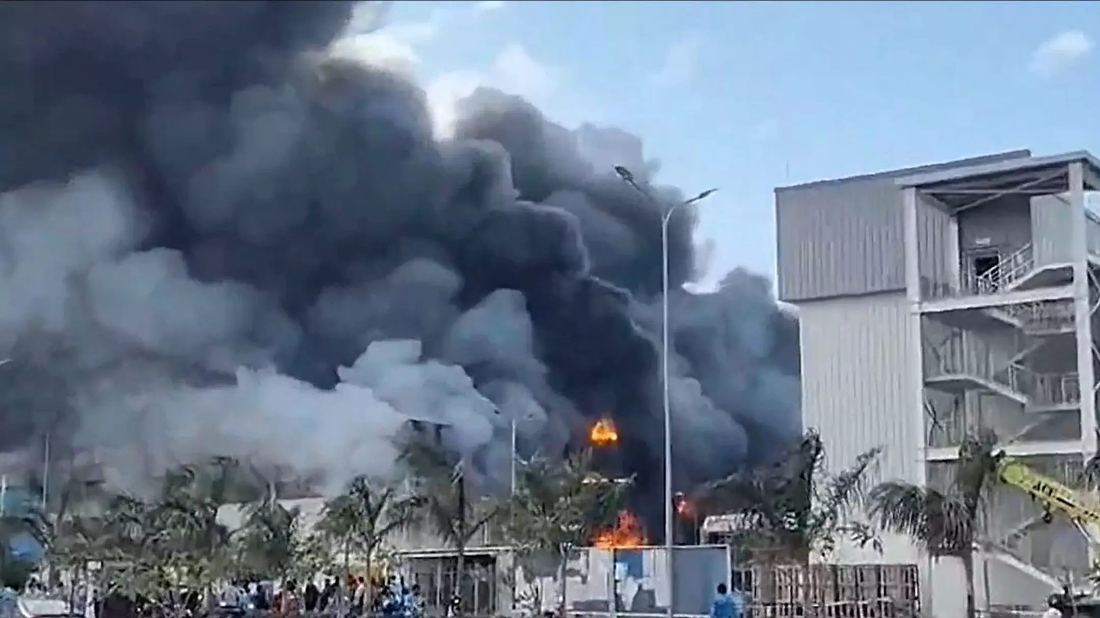 Tata Electronics Factory Fire: तमिलनाडु के होसूर में टाटा इलेक्ट्रॉनिक्स की यूनिट में लगी भीषण आग, जान-माल का बड़ा नुकसान
