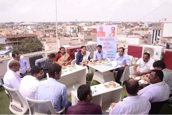 Raipur News: ब्रेकफास्ट विथ कलेक्टर: जमीनी स्तर पर उत्कृष्ट कार्य करने वाले कर्मचारियों के साथ डॉ. गौरव की नाश्ते पर चर्चा