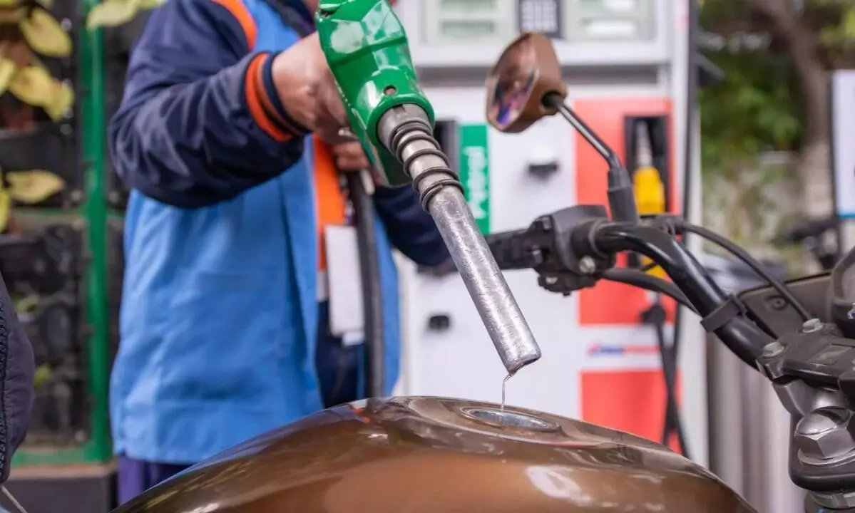 Petrol-Diesel Price: छत्तीसगढ़ के इन जिलों में पेट्रोल-डीजल हुआ सस्ता, दिवाली पर केंद्र सरकार ने दिया गिफ्ट…
