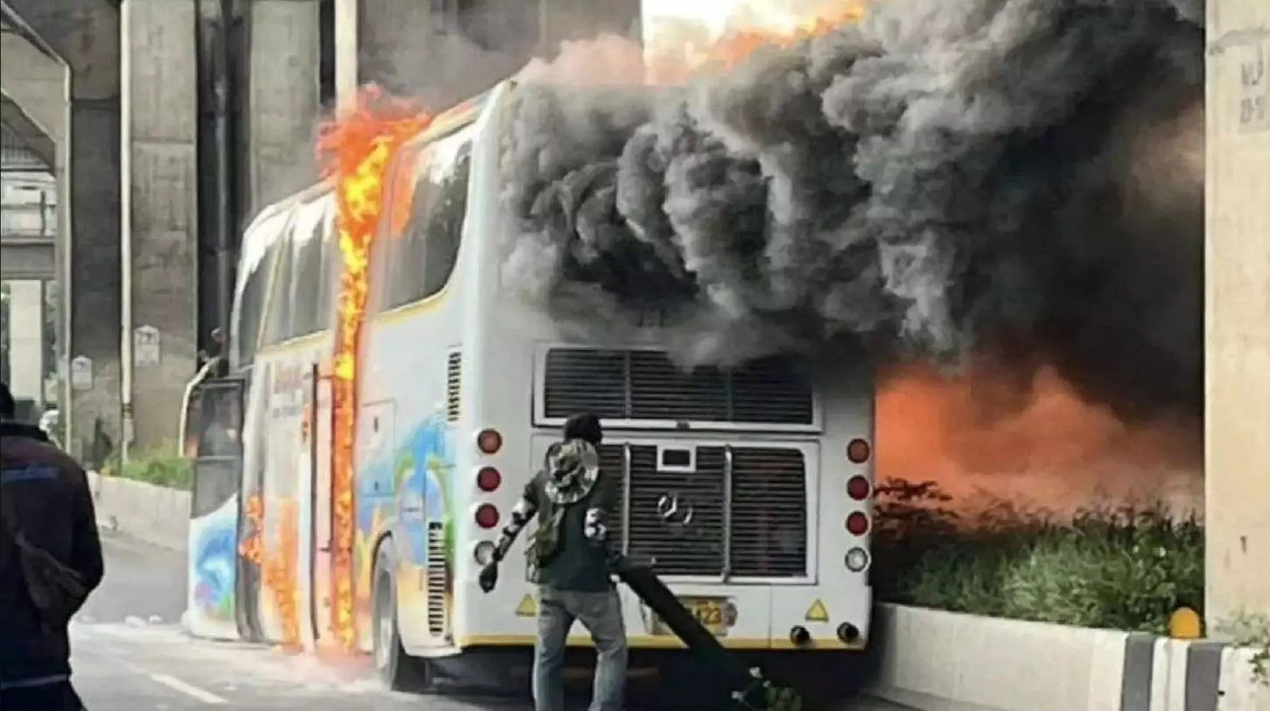 Fire News : स्कूल बस में आग लगने से स्कूली बच्चों समेत 25 लोगों की मौत, जानिए कण का है मामला?