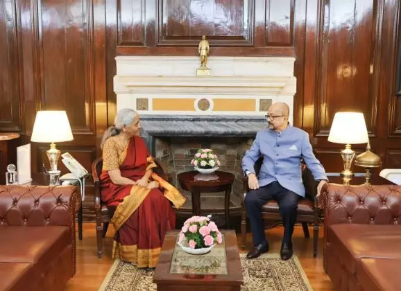 CG News: राज्यपाल रमेन डेका ने केंद्रीय वित्त मंत्री से की मुलाकात, निवेशक सम्मेलन आयोजन का प्रस्ताव रखा
