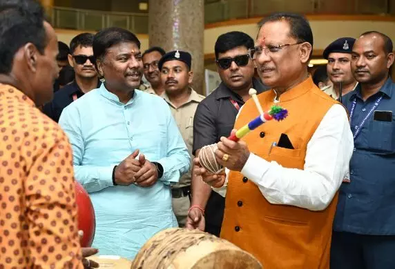 CM विष्णु देव ने किया प्रथम छत्तीसगढ़ हरित शिखर सम्मेलन का शुभारंभ, हर्बल उत्पादों और लोक कला का किया अवलोकन