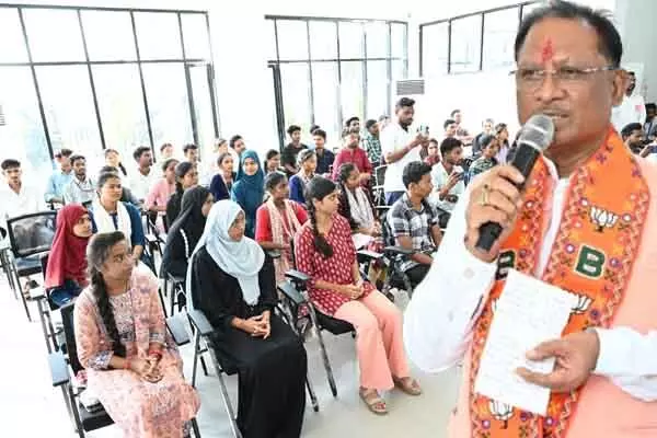 Chhattisgarh News: शून्य प्रतिशत ब्याज में जल्द मिलेगा एजुकेशन लोन: युवा संवाद कार्यक्रम में शामिल हुए मुख्यमंत्री