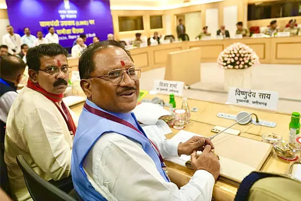 Chhattisgarh News: दिल्ली में केंद्रीय गृह मंत्री की बैठक शुरू: देखें- फोटो और वीडियो सीएम विष्णुदेव के साथ डिप्टी सीएम और डीजीपी हैं शामिल