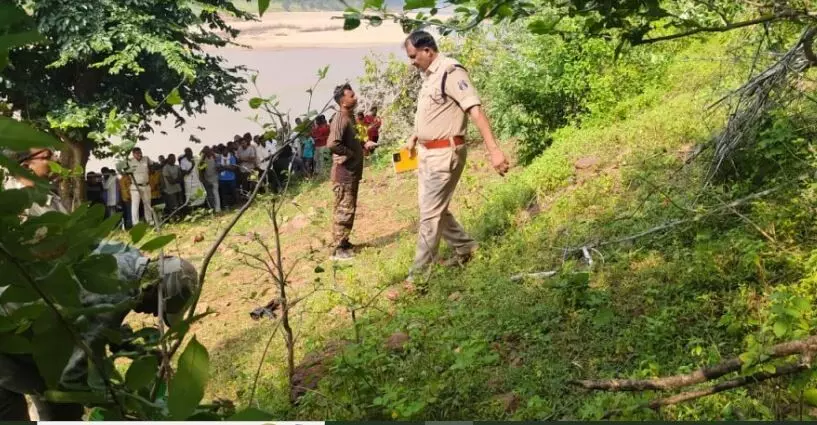 Balrampur News: 5 दिनों से लापता बच्चे की हत्या, गला काटकर मार डाला, नदी किनारे मिला शव, बलि की आशंका…