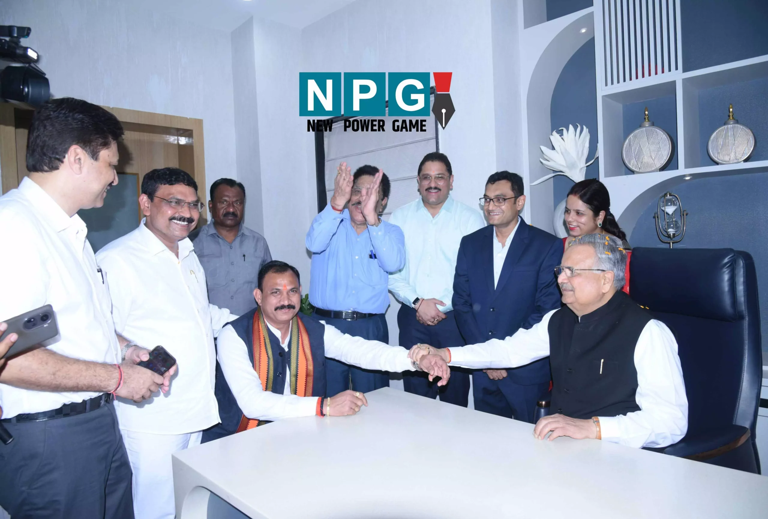 Chhattisgarh News: फोटो में देखिए…हेल्थ मिनिस्टर श्याम बिहारी जायसवाल ने डॉ. रमन सिंह से चेक कराया अपना नब्ज
