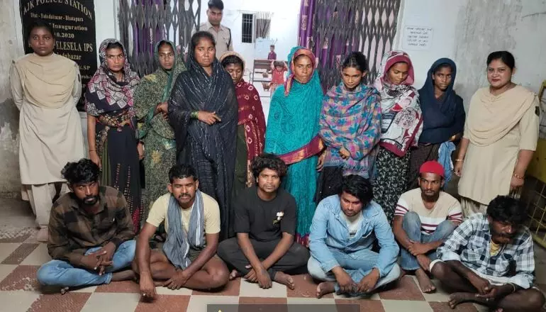Balodabazar-Bhatapara: टूटे-फूटे गहने का प्रचार और इनाम देने के नाम पर ठगी, 8 महिला सहित 14 गिरफ्तार….