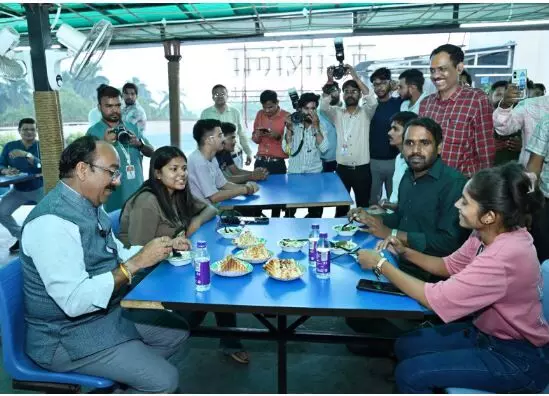 Chhattisgarh: पढ़ाई के साथ-साथ लायब्रेरी में अब चिला, फरा, ठेठरी, खुरमी का भी मिलेगा स्वाद, डिप्टी सीएम ने फरा-चटनी खाने का लिया आनंद