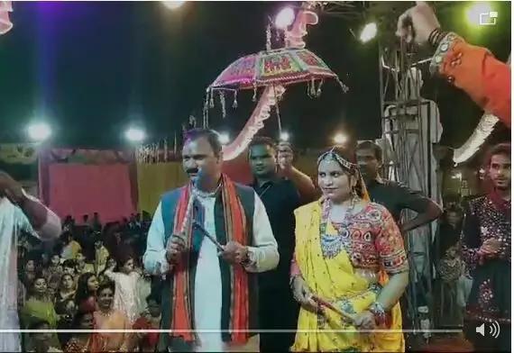 Chhattisgarh: गृह मंत्राणी क़े साथ गरबा क़े साथ थिरके मंत्री श्याम बिहारी, देखिये वीडियो…