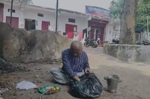 Chhattisgarh: दिव्यांग शिक्षक ने बैंक के बाहर कराया मुंडन, पिंडदान कर जताया विरोध, जानिए क्या है पूरा मामला?..