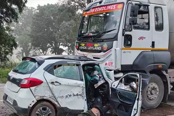 Bilaspur News: CG एनएच पर बड़ा हादसा: चलती ट्रक में जा घुसी कार, दो की मौत, दो की हालत गंभीर