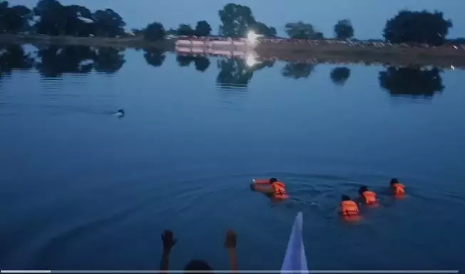 Chhattisgarh: बाबा ने किया पानी में चलने का दावा, चमात्कार को देखने पहुंचे थे तहसीलदार, पटवारी और थानेदार, जानिये फिर क्या हुआ…