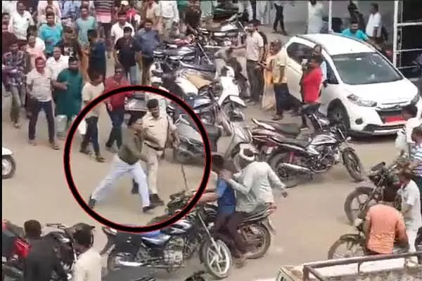 Surajpur News: पोलिसिंग पर सवालः डबल मर्डर के बाद पुलिस सोती रही! जान बचाने SDM को भागना पड़ा, देखिए शर्मनाक वीडियो