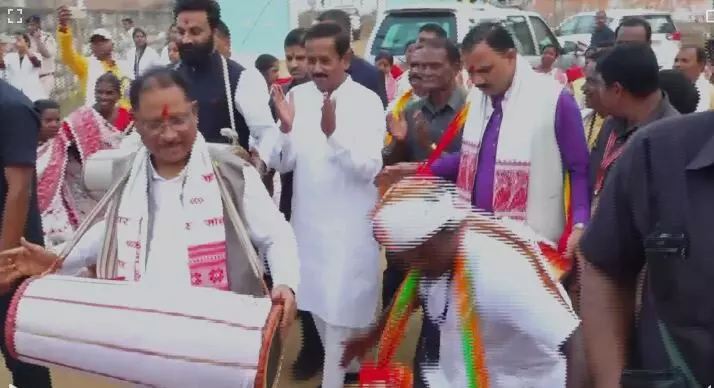 छत्तीसगढ़: मांदर की थाप पर झूमे CM विष्णु देव, मांदर थाम झूमते हुए आगे बढ़े…