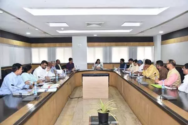 Chhattisgarh News: प्रमुख सचिव ने अधिकारी-कर्मचारी संघों के प्रतिनिधियों से की चर्चा, मांगों का परीक्षण कराकर कार्यवाही का दिया आश्वासन