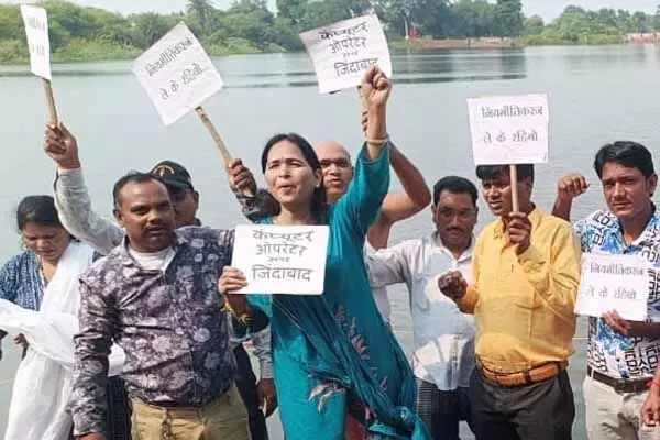 Chhattisgarh News: धान खरीदी केंद्रों के कंप्यूटर ऑपरेटरों ने किया जल सत्याग्रह: अपनी मांगों के लिए उतरे पानी में..