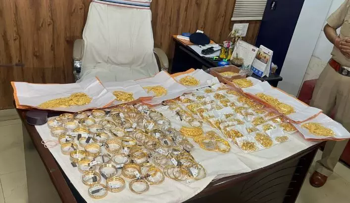 Raipur News: 10 करोड़ का सोना पकड़ाया, बस में तीन लोग बैग में भरकर लाये थे ज्वेलरी, पुलिस ने रेड़ कार्रवाई कर पकड़ा…