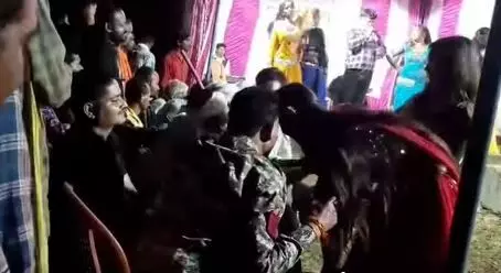 Chhattisgarh: आर्केस्ट्रा में हेड कांस्टेबल ने महिला डांसर का हाथ पकड़ा, वीडियो हुआ वायरल, एसपी ने किया निलंबित…