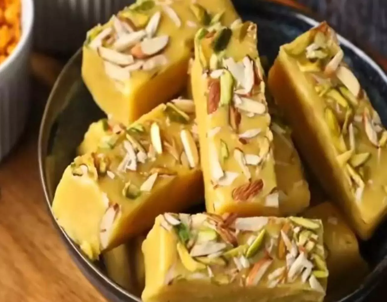 Diwali sweets Nawabi Besan Milk Cake Recipe: दीवाली पर बनाइए एकदम साॅफ्ट और डिलीशियस नवाबी बेसन मिल्क केक, ये क्विक रेसिपी है कमाल की…