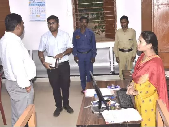 Jagdalpur News: कमिश्नर ने तहसील एवं एसडीएम कार्यालय का किया औचक निरीक्षण…समय-सीमा में निराकृत करने के दिए निर्देश