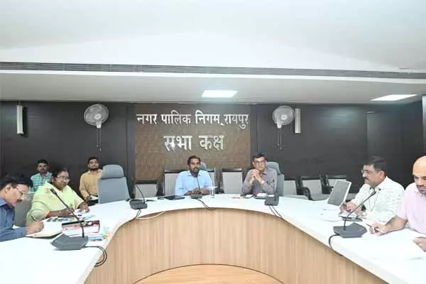 Raipur News: अवैध प्लांटिंग पर निगम सख्त: आयुक्त अबिनाश का निर्देश, पार्किंग में गोदाम बनाने वालों पर होगी कार्रवाई
