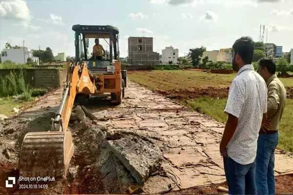 Raipur News: आयुक्त के निर्देश पर चला बुलडोजर: रोकी गई 5 एकड़ जमीन पर चल रही अवैध प्लाटिंग