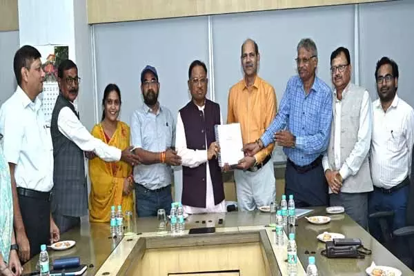 Chhattisgarh News: OBC कल्याण आयोग की रिपोर्ट सरकार के हवाले: अध्यक्ष विश्वकर्मा ने CM विष्णुदेव को सौंपी रिपोर्ट