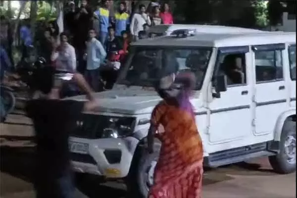 Balrampur: बलरामपुर में भीड़ का थाने पर हमला: देखें फोटो- जान बचाने छत पर चढ़े जवान, महिलाओं ने भी की जमकर पत्थरबाजी