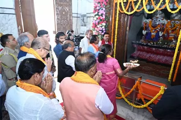 President's visit to Chhattisgarh: राष्ट्रपति मुर्मू ने जगन्नाथ मंदिर में किया दर्शन, देशवासियों की सुख-समृद्धि और निरंतर प्रगति के लिए आशीर्वाद मांगा