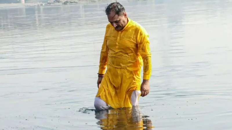 Delhi Bjp Chief Virendra Sachdeva: दिल्ली बीजेपी अध्यक्ष ने यमुना में लगाई डुबकी, स्वास्थ्य बिगड़ने के बाद अस्पताल में भर्ती