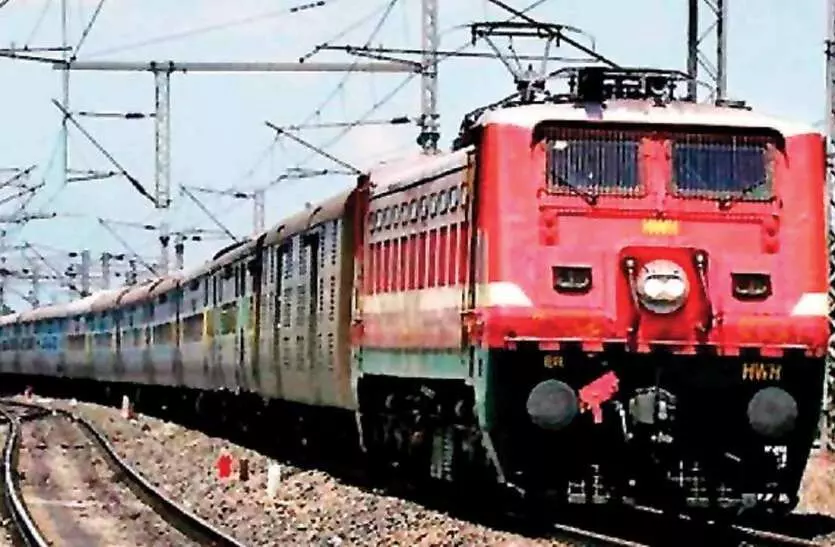 रेलवे स्टेशन में बड़ा हादसाः एक्सप्रेस ट्रेन से कूदे यात्री, 11 की गई जान…
