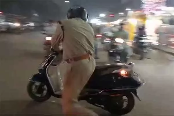 Bhilai News: मार्केट में खड़ी स्कूटी में पटाखा से लगी आग, एसआई की सतर्कता से टला बड़ा हादसा, देखें वीडियो