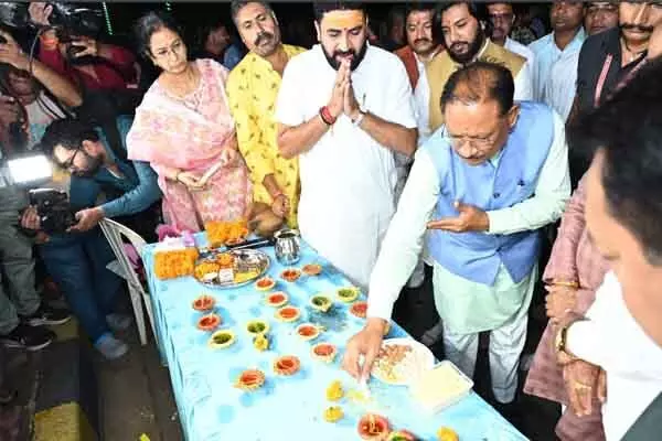 Chhattisgarh News: छत्तीसगढ़ राज्य स्थापना दिवस पर 11 हजार दीपों से रोशन हुआ एकात्म पथ
