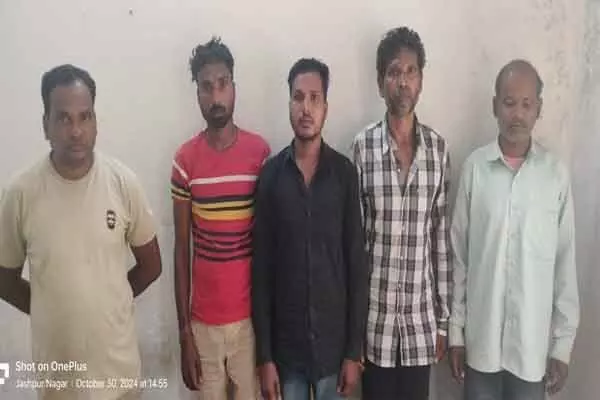 Jashpur Nagar News: रकम दोगुना करने का लालच देकर पांच पांच लाख की ठगी, नगर सैनिक और पैरालीगल वालेंटियर सहित 3 गिरफ्तार