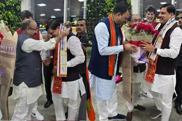 Chhattisgarh News: रायपुर पहुंचे मध्यप्रदेश के मुख्यमंत्री डॉ. मोहन यादव: देखें एयरपोर्ट पर स्वागत का फोटो और वीडियो