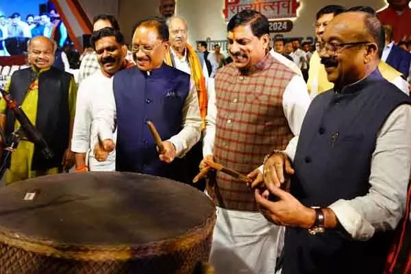 Chhattisgarh News: छत्तीसगढ़ और मध्यप्रदेश का प्रेम सगे भाईयों की तरह: एमपी के सीएम डॉ. मोहन यादव ने की विष्णु के सुशासन की तारीफ