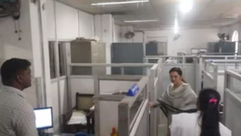 Koriya News: दीपावली की छुट्टी के बाद कलेक्टर पहुंची विभागों के औचक निरीक्षण में, 55 अधिकारी-कर्मचारी मिले अनुपस्थित