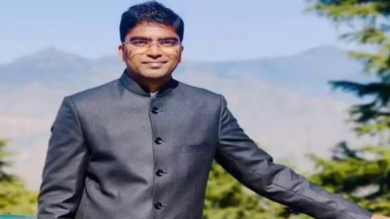 IAS Ansuman Raj News: IAS अधिकारी को घूस… मिठाई के डिब्बे में रिश्वत लेकर पहुंचा पूर्व पंचायत सदस्य, अफसर ने बुलवा ली पुलिस
